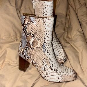 Pierre Dumas light snakeskin wood black heel bootie size 8.5 EEUC